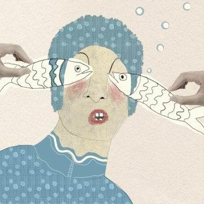 小奶貓睜著眼睛一動不動躺著，主人嚇壞了，湊近一看笑哭了