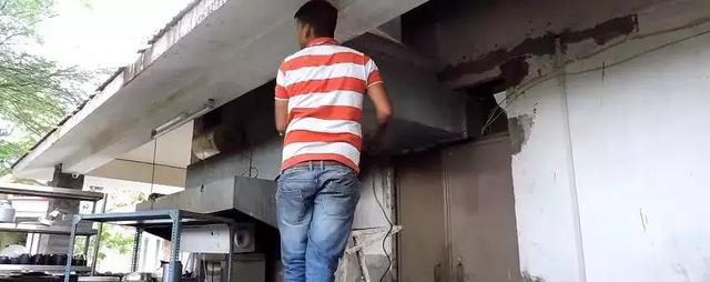 正在吃飯的貓媽媽受到了驚嚇，一不小心竟然把孩子嚇出來了……