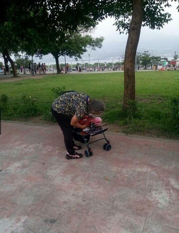 七十歲奶奶推著嬰兒車左顧右盼，行人走近看到嬰兒後眼淚盈眶