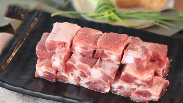 大廚教你做糖醋排骨，記住這3個小技巧，不發黑不發苦，酸甜可口！！