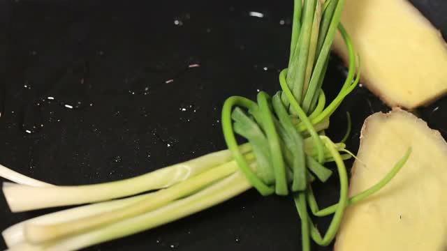大廚教你做糖醋排骨，記住這3個小技巧，不發黑不發苦，酸甜可口！！