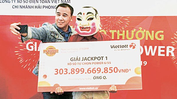 越南史上最高獎金， 5433萬【3,038億越南盾】得主戴面具領獎 ！