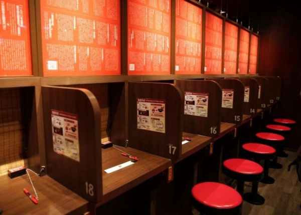 因為貓咪會搶食打架，有心主人竟然打造出「一蘭喵麵館」，一起抬頭的畫面萌得我滿臉血！ 