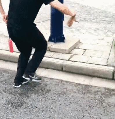 小貓被救後，要以身相許，追著恩人拔腿就跑，網友：你就收下吧！ 