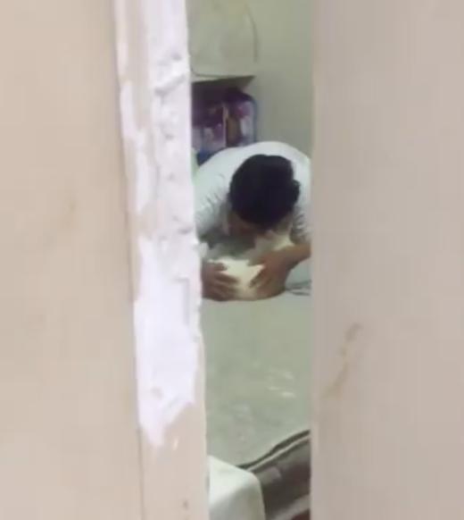 懷疑老公「在家養小三」！她這天提早回家當場「捉姦在床」...網笑翻：小三好多毛XD 