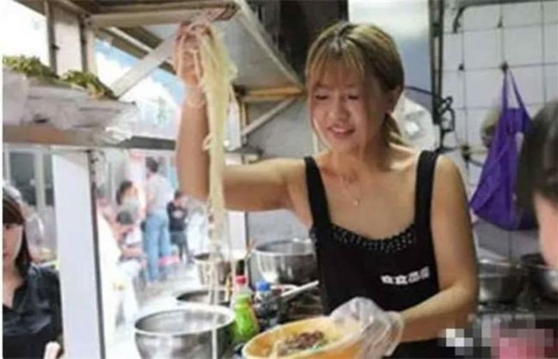 為了家計她不得不賣面賺錢，卻意外嫁給天天來吃面的窮小子，沒想到他的真實身分竟是...！