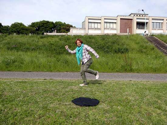 網友熱議！　日本電視台傳授「免修圖漂浮拍照法」　竟然5秒就可以搞定