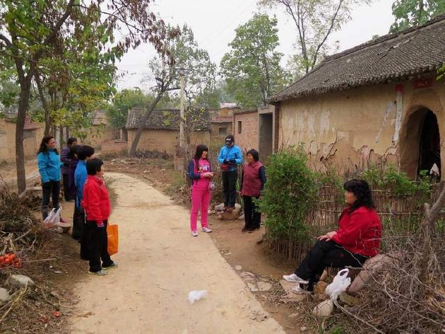 前妻去世五年，一天孩子指著房子說：爸爸，媽媽讓我們快跑！