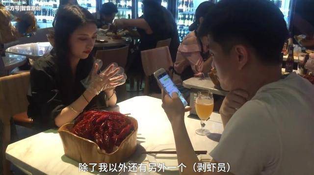 店家提供美女剝小龍蝦，服務費月入過萬，顧客：有點好奇有點尷尬！