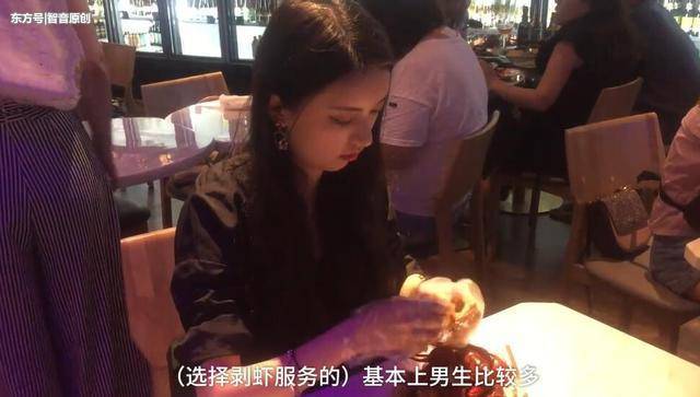 店家提供美女剝小龍蝦，服務費月入過萬，顧客：有點好奇有點尷尬！