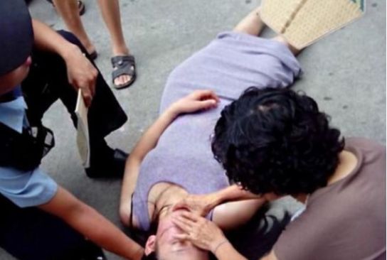 一女子躺在街上，路人以為她睡著了，當她醒來後說出真相，讓路人氣憤!