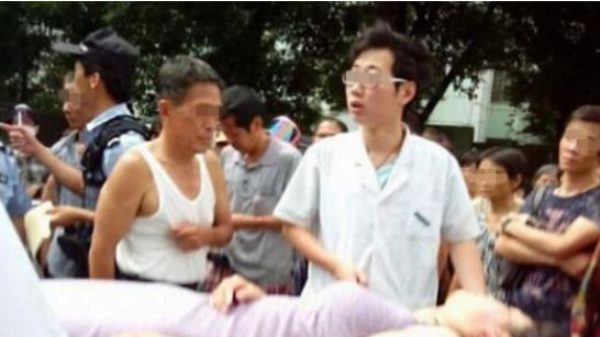 一女子躺在街上，路人以為她睡著了，當她醒來後說出真相，讓路人氣憤!