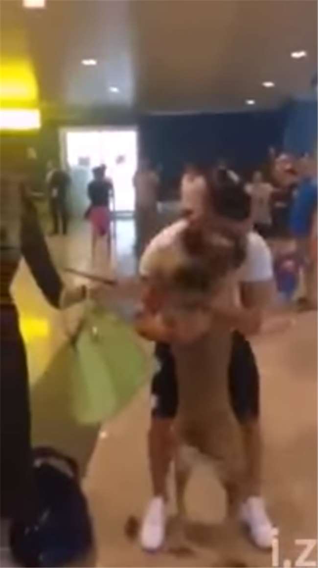 突然看到3年沒回家的男主人出現在面前...毛小孩瘋狂的反應讓人忍不住紅了眼眶！ 