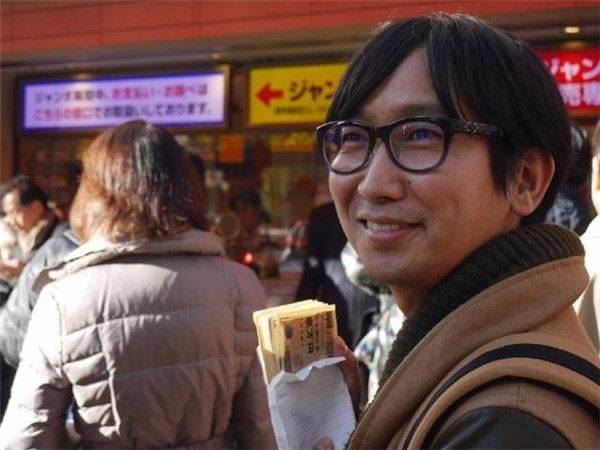 日本男子任性揮霍「100萬存款」買了5000張「刮刮樂」！得到的結果竟然讓人跌破眼睛！
