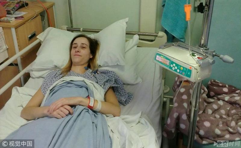 英國23歲女子，自出生起腸子外露，每天靠注射藥品活命！