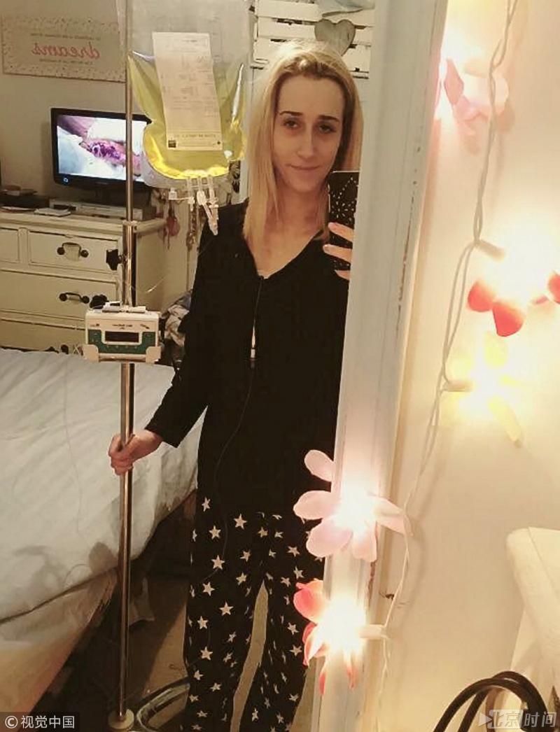 英國23歲女子，自出生起腸子外露，每天靠注射藥品活命！