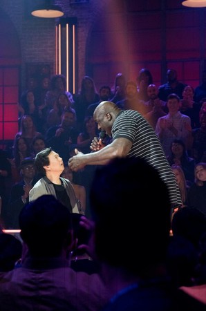「你奪冠是因為 Kobe Bryant 罩你！」 歐尼爾和老周用「饒舌互酸」，嘴炮全開嗨翻全場！