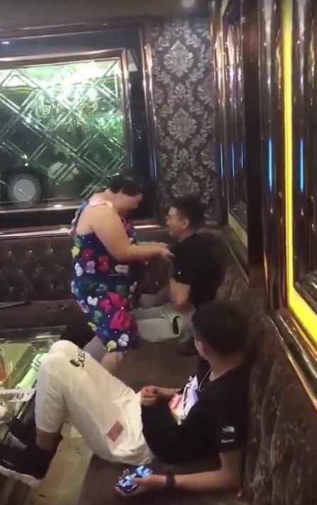 爽上酒店初體驗影片曝光！小姐「超巨」一手難掌握...男客凍未條：媽快來救我！