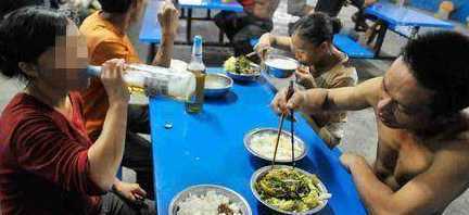 工地上的女人：男女混住毫無秘密隱私就靠一塊布！