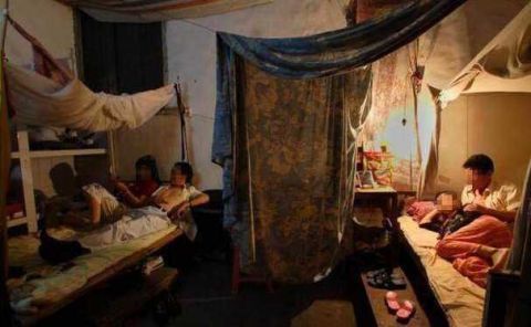 工地上的女人：男女混住毫無秘密隱私就靠一塊布！
