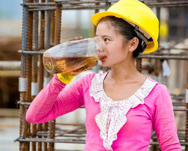 工地上的女人：男女混住毫無秘密隱私就靠一塊布！