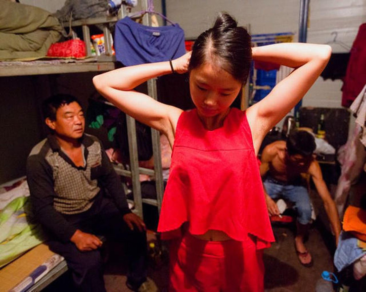 工地上的女人：男女混住毫無秘密隱私就靠一塊布！