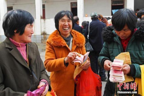 工地上的女人：男女混住毫無秘密隱私就靠一塊布！
