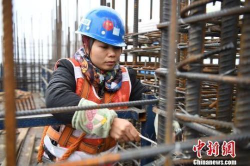 工地上的女人：男女混住毫無秘密隱私就靠一塊布！
