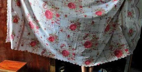 工地上的女人：男女混住毫無秘密隱私就靠一塊布！