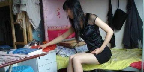 工地上的女人：男女混住毫無秘密隱私就靠一塊布！