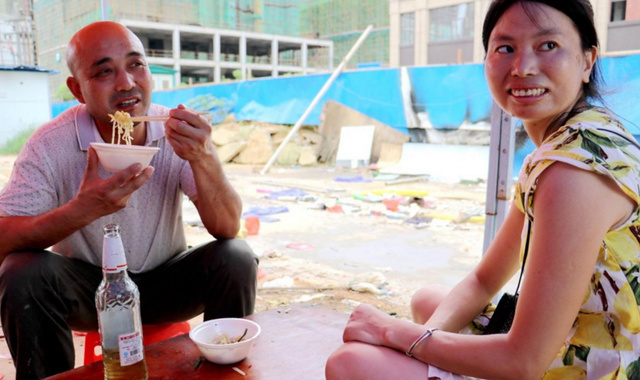 工地上的女人：男女混住毫無秘密隱私就靠一塊布！
