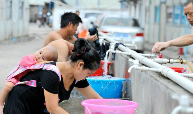 工地上的女人：男女混住毫無秘密隱私就靠一塊布！