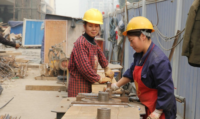 工地上的女人：男女混住毫無秘密隱私就靠一塊布！