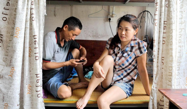 工地上的女人：男女混住毫無秘密隱私就靠一塊布！