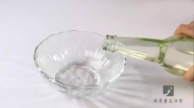 很多人還不懂~只要在電熱水壺上敷一層紙巾   5分鐘後就會發生神奇的變化～