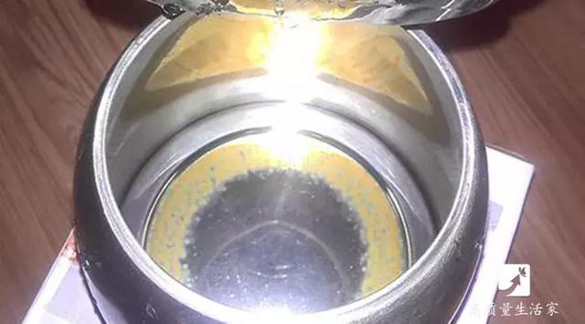 很多人還不懂~只要在電熱水壺上敷一層紙巾   5分鐘後就會發生神奇的變化～