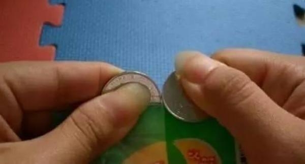 注意！藏私房錢時，一定記得在「錢中間夾一張紙」！因為關鍵時刻能救你一命！