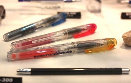 注意！藏私房錢時，一定記得在「錢中間夾一張紙」！因為關鍵時刻能救你一命！