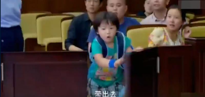 離婚夫妻為爭孩子撫養權鬧上法院，8歲兒子卻衝進法庭說…最後一句話讓萬人心有戚戚焉！