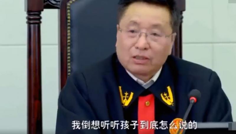 離婚夫妻為爭孩子撫養權鬧上法院，8歲兒子卻衝進法庭說…最後一句話讓萬人心有戚戚焉！