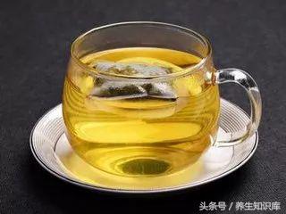 尿酸高，不僅會誘發痛風，還有這4大潛伏危害，切莫忽視！