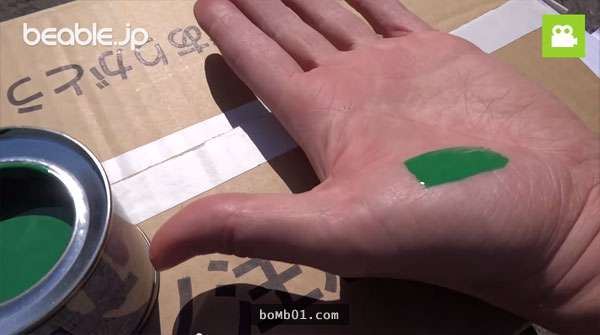 這個人不慌不忙地把白膠塗抹在沾有難纏油漆的手上…撕開後立即明白他這麼做的原因！