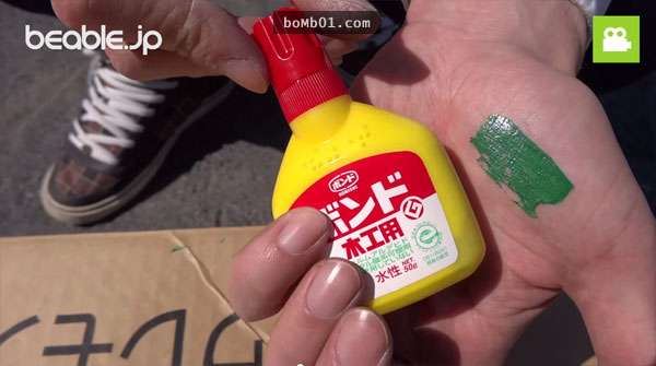 這個人不慌不忙地把白膠塗抹在沾有難纏油漆的手上…撕開後立即明白他這麼做的原因！