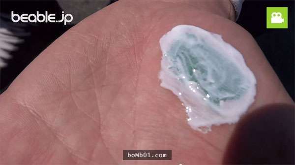 這個人不慌不忙地把白膠塗抹在沾有難纏油漆的手上…撕開後立即明白他這麼做的原因！
