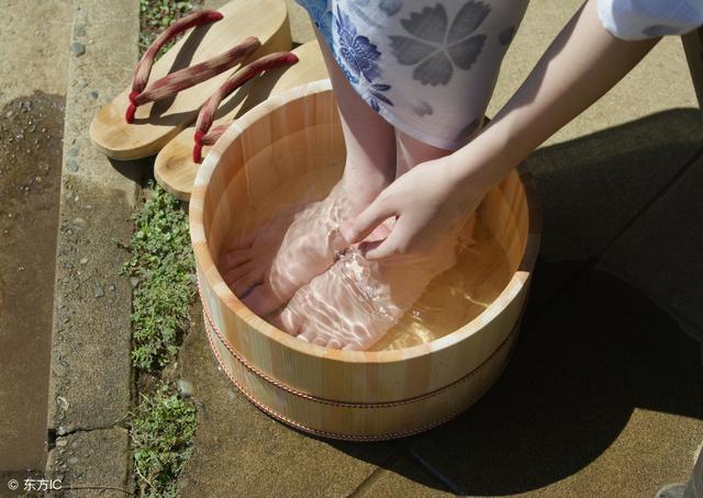 用「艾草」泡腳時，要記住這2個「不要」！很多人不懂，總是泡錯