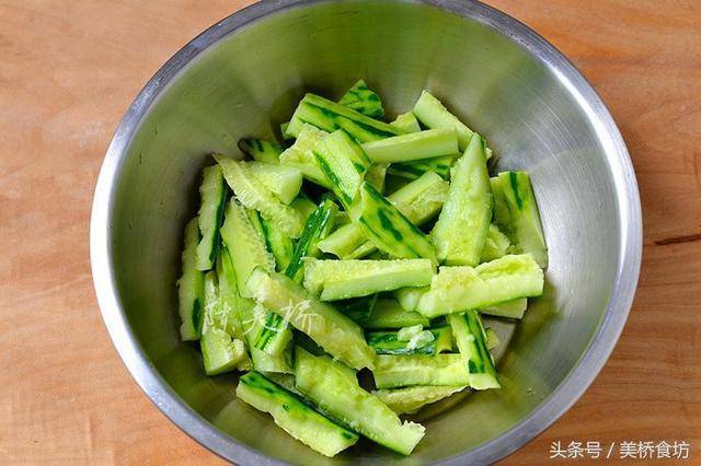 「黃瓜這樣拍」不用醬油不用醋，拌一拌味道清香又過癮，做法真簡單！ 