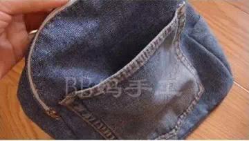 她把「牛仔褲→後背包」也太神！霸氣一刀劃到底「再縫上拉鍊」後...簡易步驟人人都能做！ 