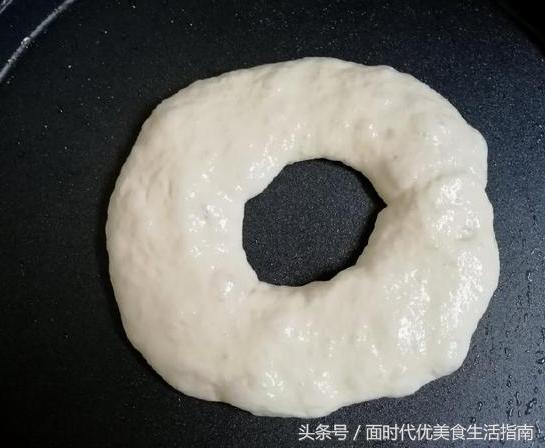 這款早餐餅，手不沾面，擠一擠，轉一轉，快速搞定早餐！ 