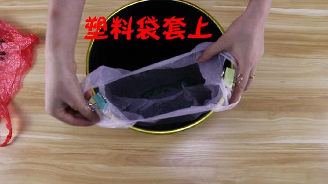 小垃圾袋套不住垃圾桶？教你一個小妙招，再小的垃圾袋也用的上！一點都不浪費！ 