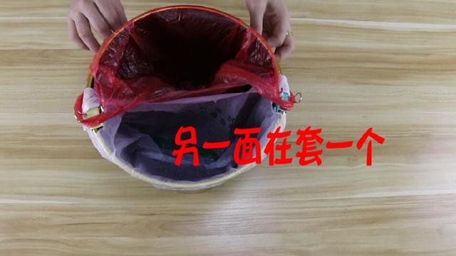 小垃圾袋套不住垃圾桶？教你一個小妙招，再小的垃圾袋也用的上！一點都不浪費！ 